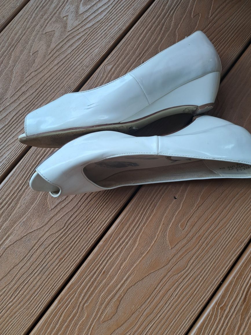 Biały lakier buty z odkrytymi palcami 39