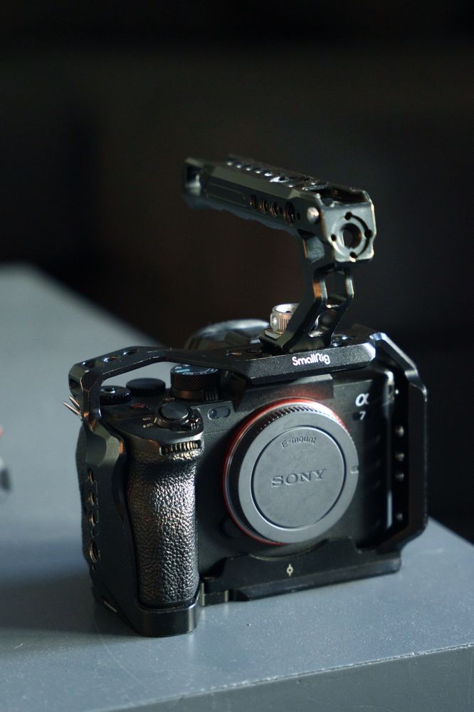 Sony A7iv + cage smallrig e top handle