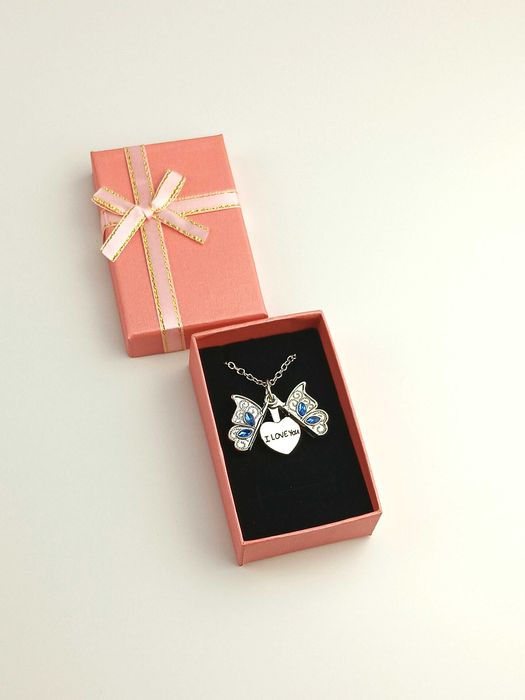 Nowy srebrny naszyjnik z otwieraną zawieszką motyla z sercem w środku
