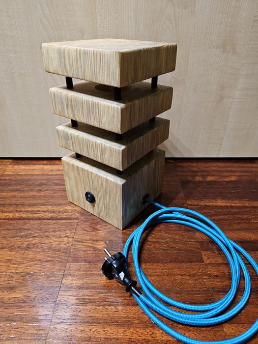 Drewniana lampa stojąca