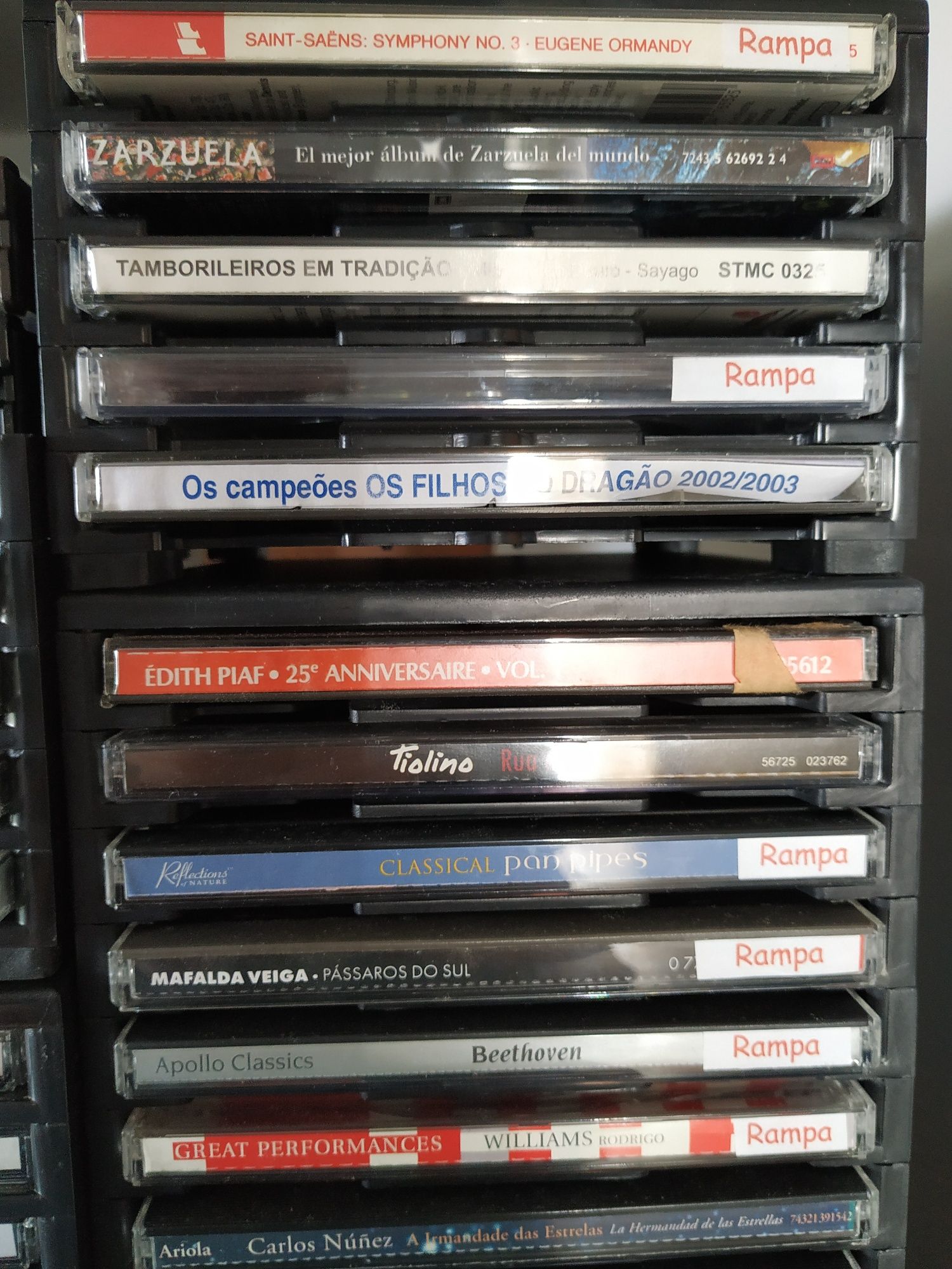 71 CDs com suportes (como na foto)