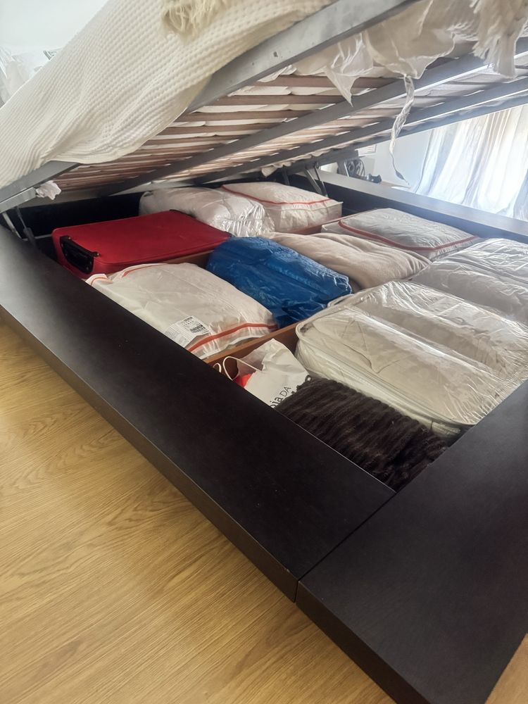 Cama de casal com colchão tamanho 160x200.