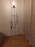 Lampa stojąca w stylu industrialnym