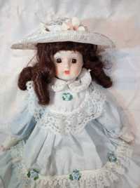 Фарфоровая кукла в платье