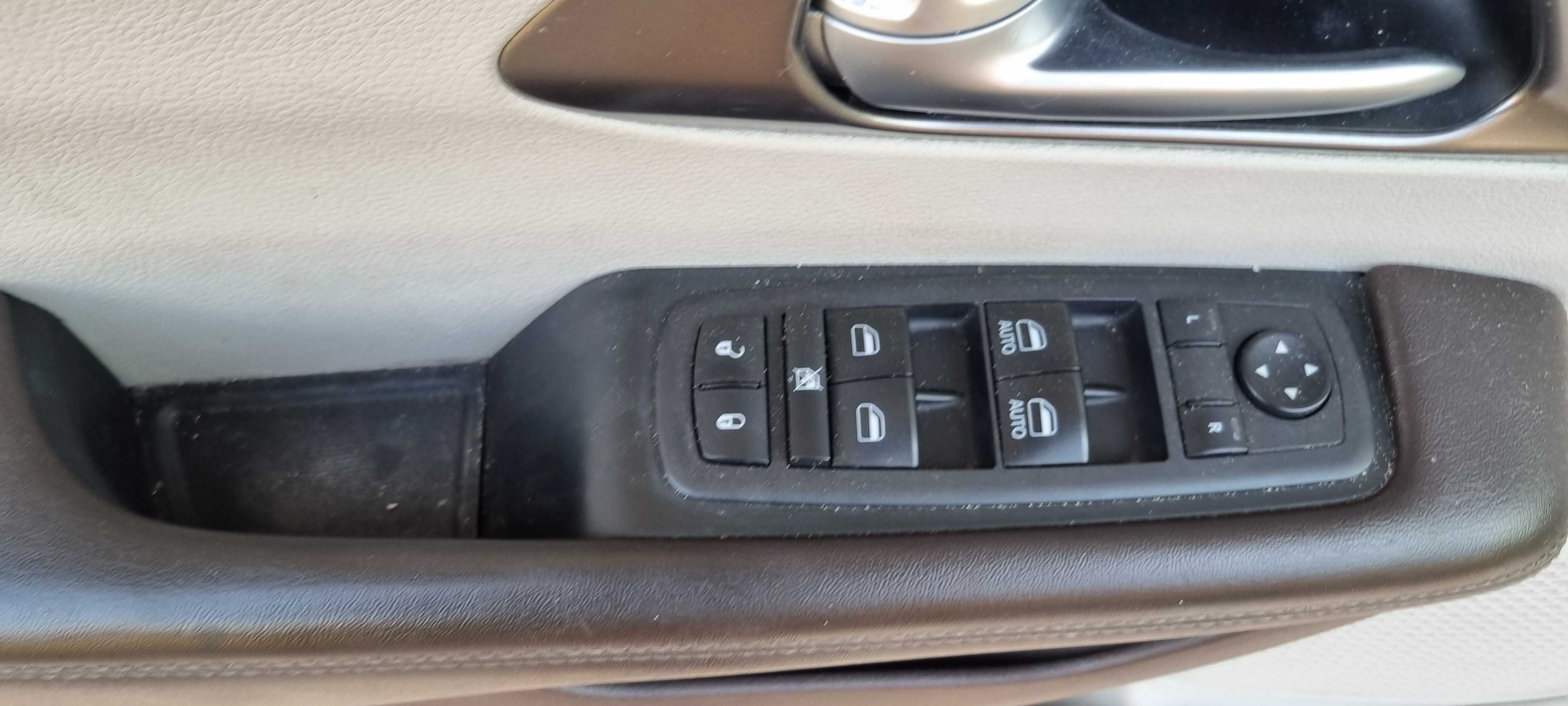 Chrysler Pacifica boczek drzwi kierowcy 2017