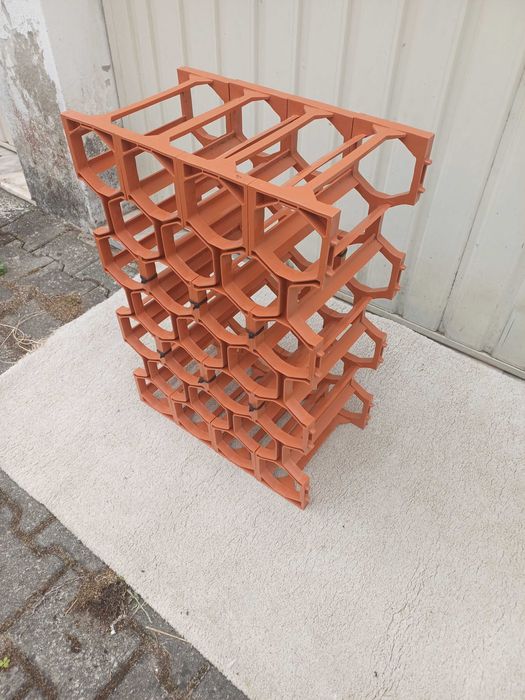 Garrafeira em plástico para 25 garrafas