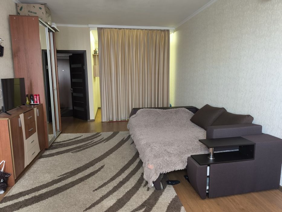 Просторная однокомнатная квартира в новом кирпичном доме.