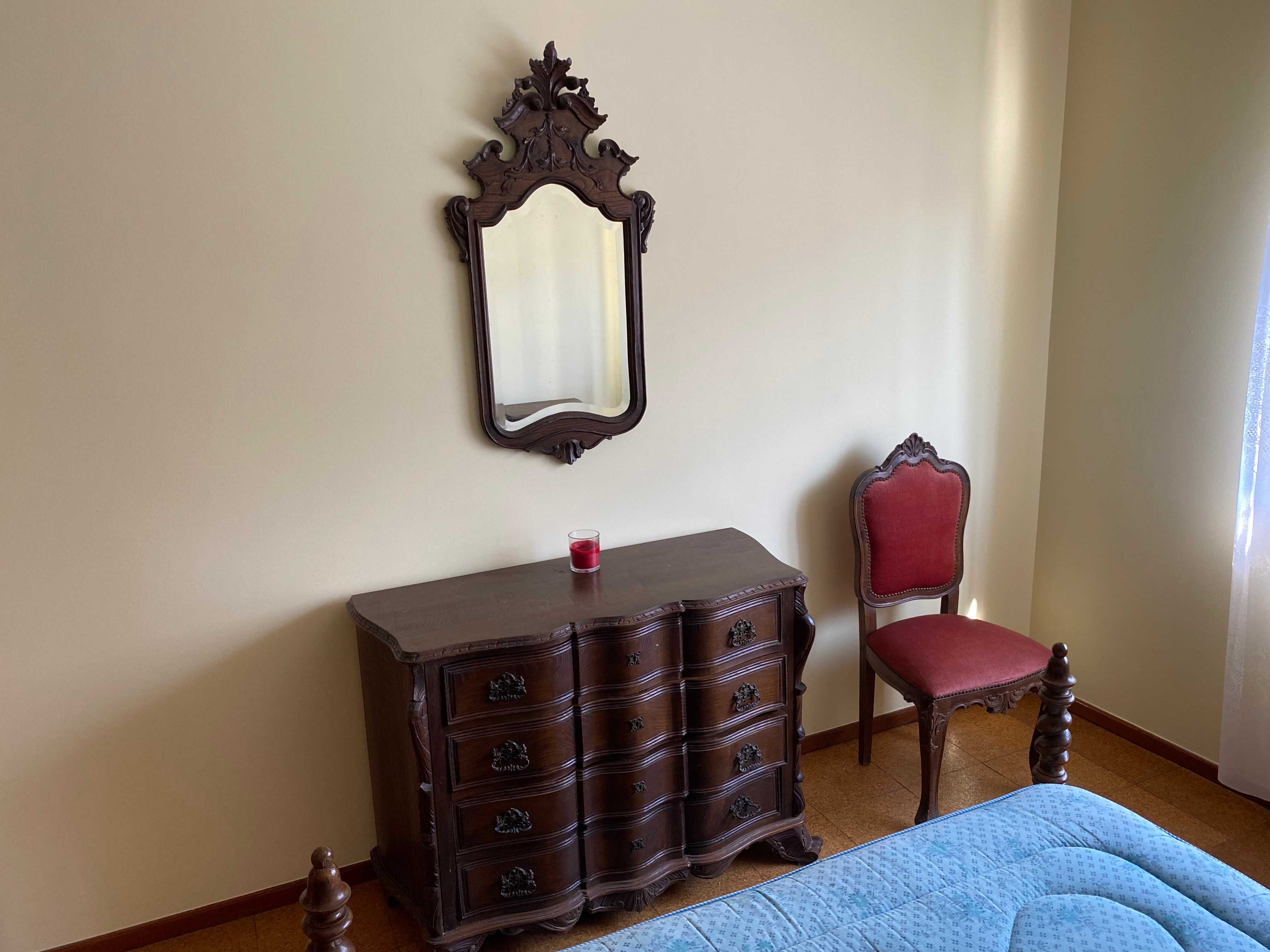 Quarto -Cama, cadeira e espelho