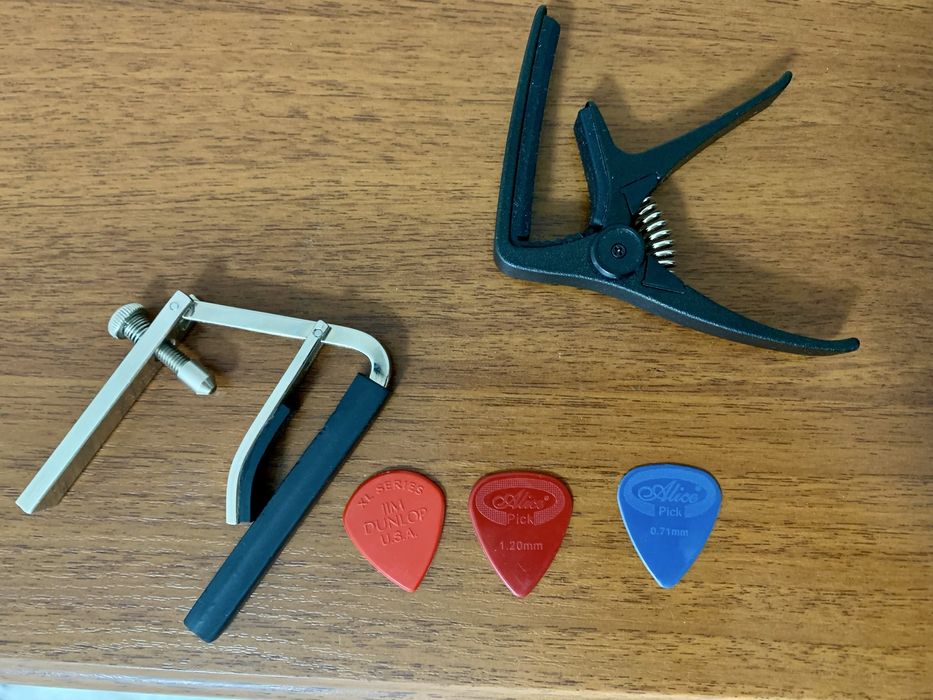 Гітара Yamaha С40 у хорошому стані +чохол, медіатори, два каподастера