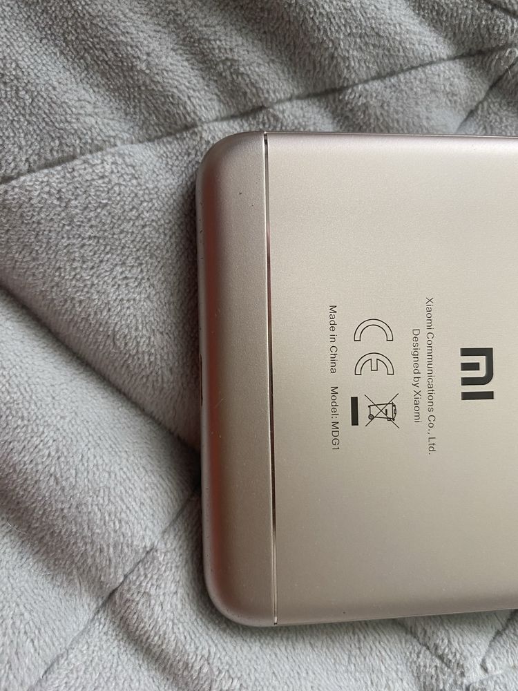 Telefon Xiaomi Redmi 5 w kolorze złotym