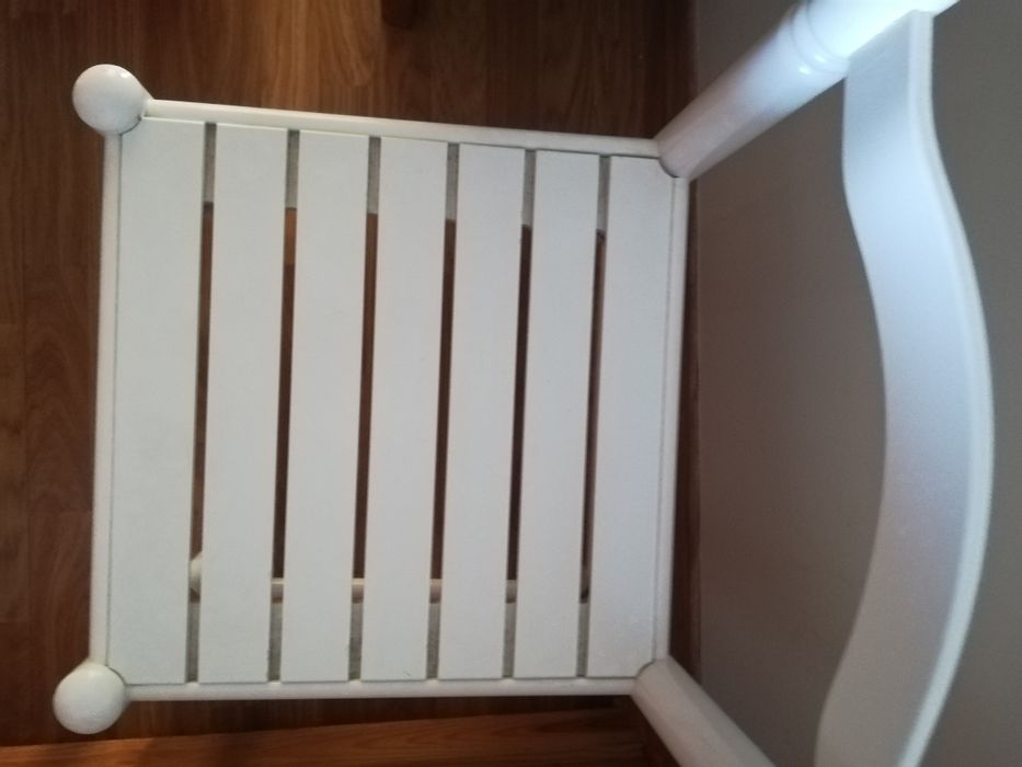 Cadeira branca de madeira pouco uso