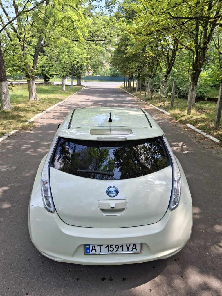 Nissan leaf 2011року
