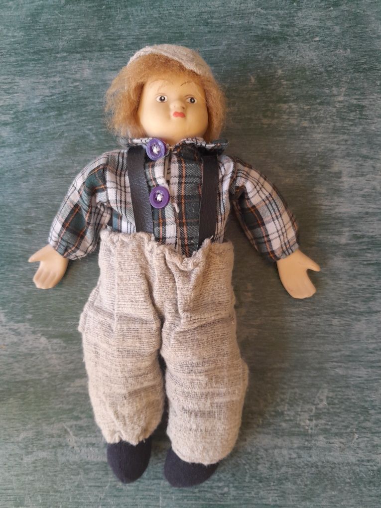 Boneco   porcelana e tecido com alguns anos.
