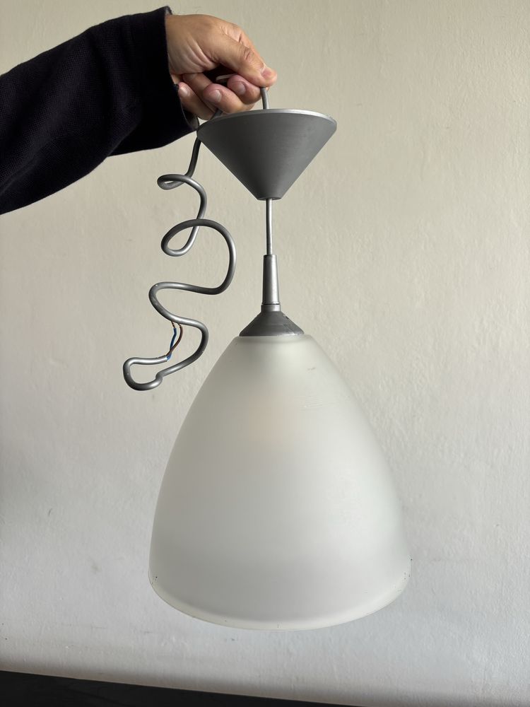 Lampa wisząca z bialym kloszem