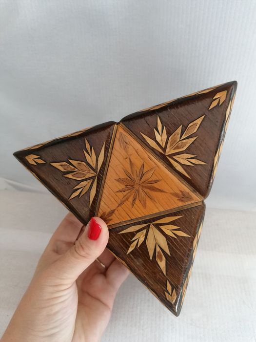 Ładna ciekawa drewniana szkatułka o ciekawym kształcie