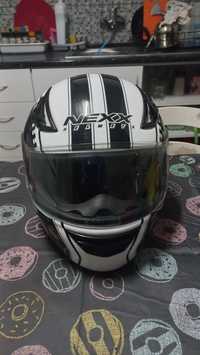 Capacete NEXX preto e branco