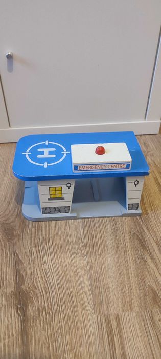 Kolejka drewniana , szpital, 3 pojazdy, helikopter