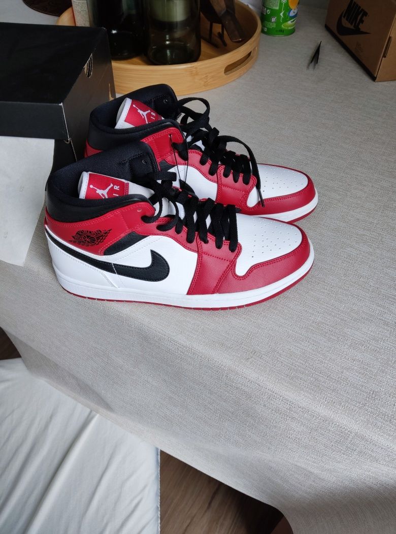 Air Jordan 1 Chicago Mid