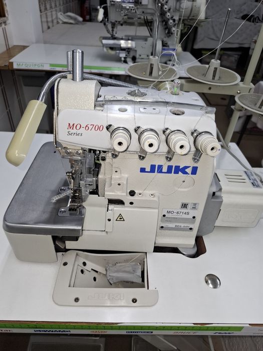 Máquina de corte e cose como nova