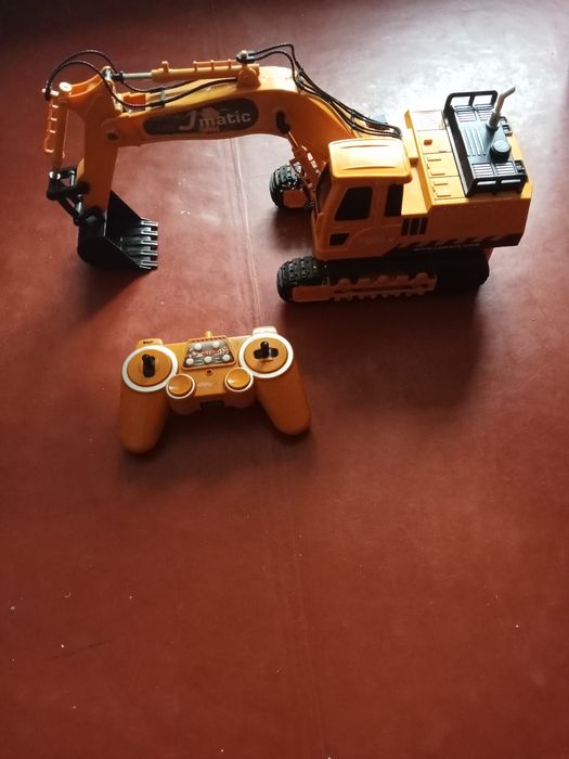 Екскаватор трактор на радіокеруванні