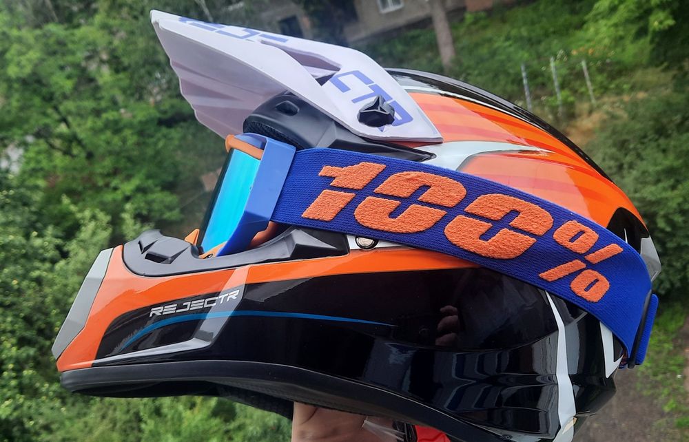 Шолом з окулярами