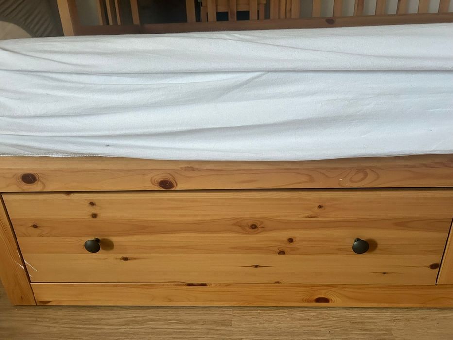 Drewniane łóżko z dwoma szufladami Ikea