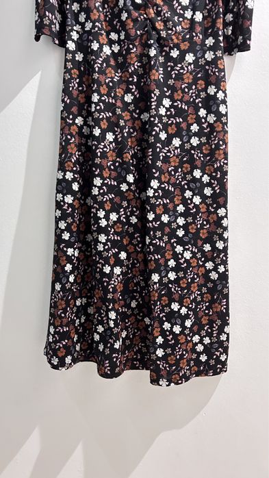 Vestido florido com decote