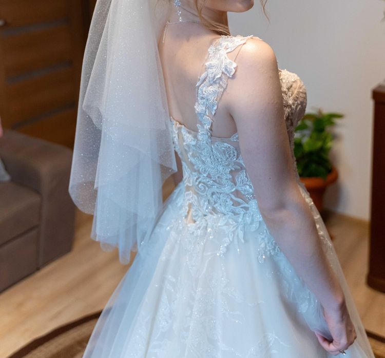 bogato zdobiona suknia ślubna