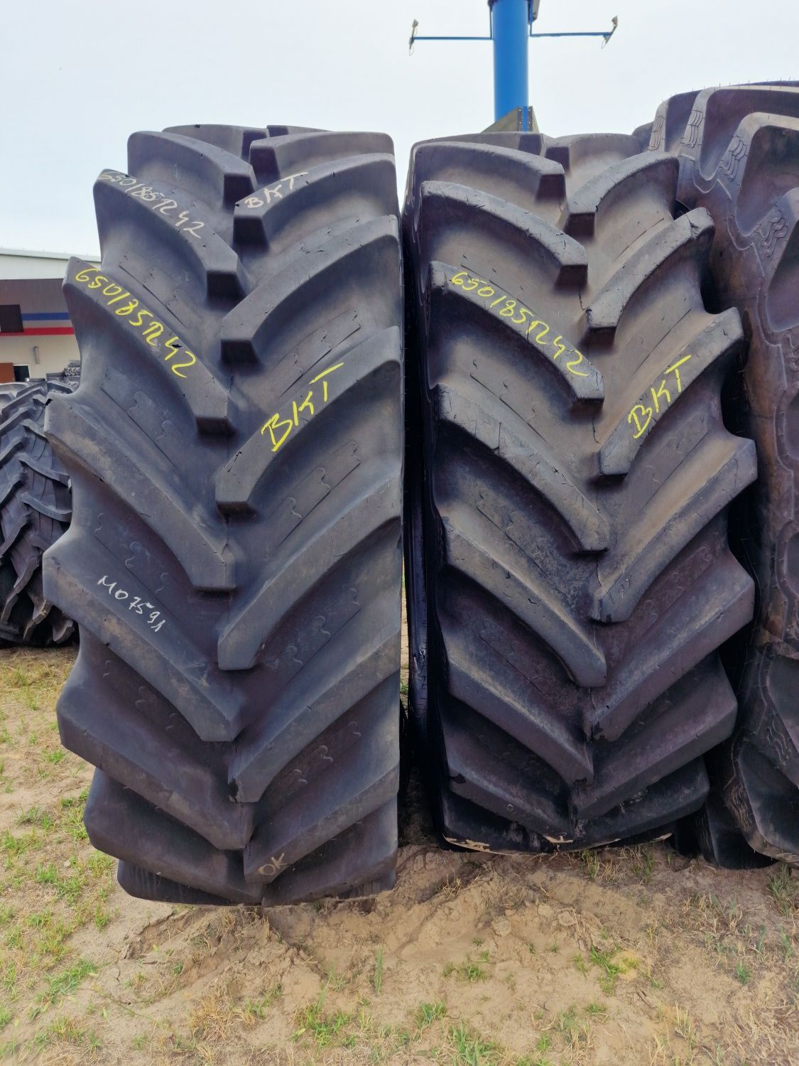 Opony 650/85r42 BKT