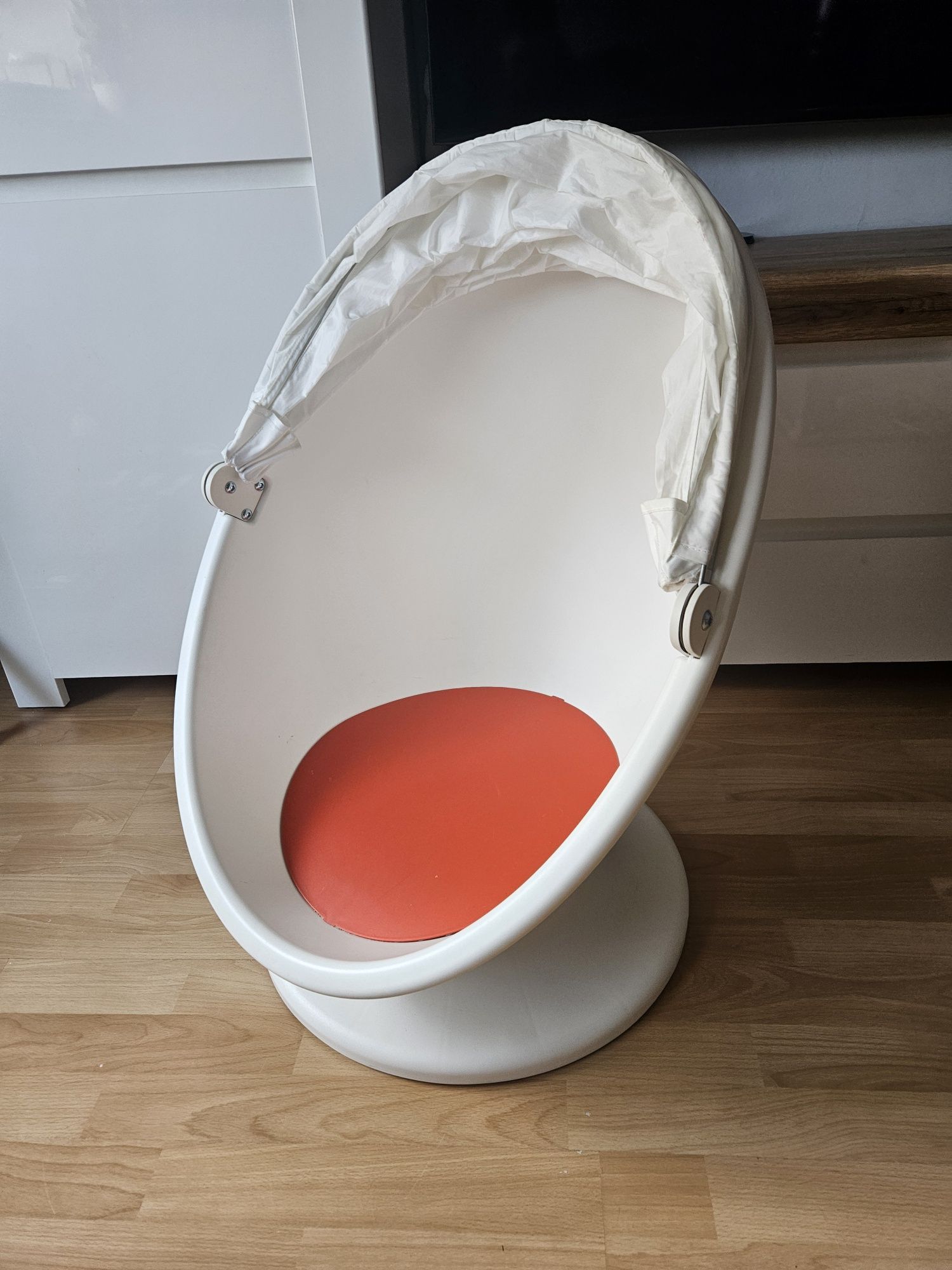 Ikea lomsk fotel bialy zamykany obrotowy jajko