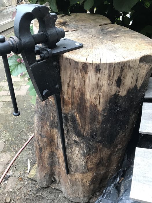 Stare imadlo kowalskie na pniu