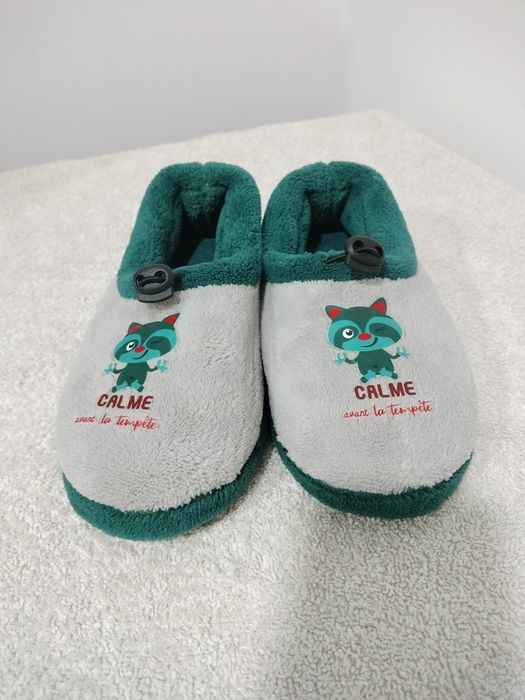 Vende se pantufas novas para menino