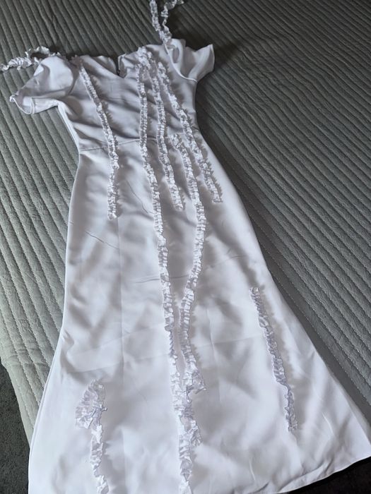 Біла святкова сукня з рюшами