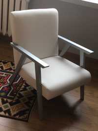 Fotel PRL biała ekoskóra - replika modelu "366" Chierowskiego