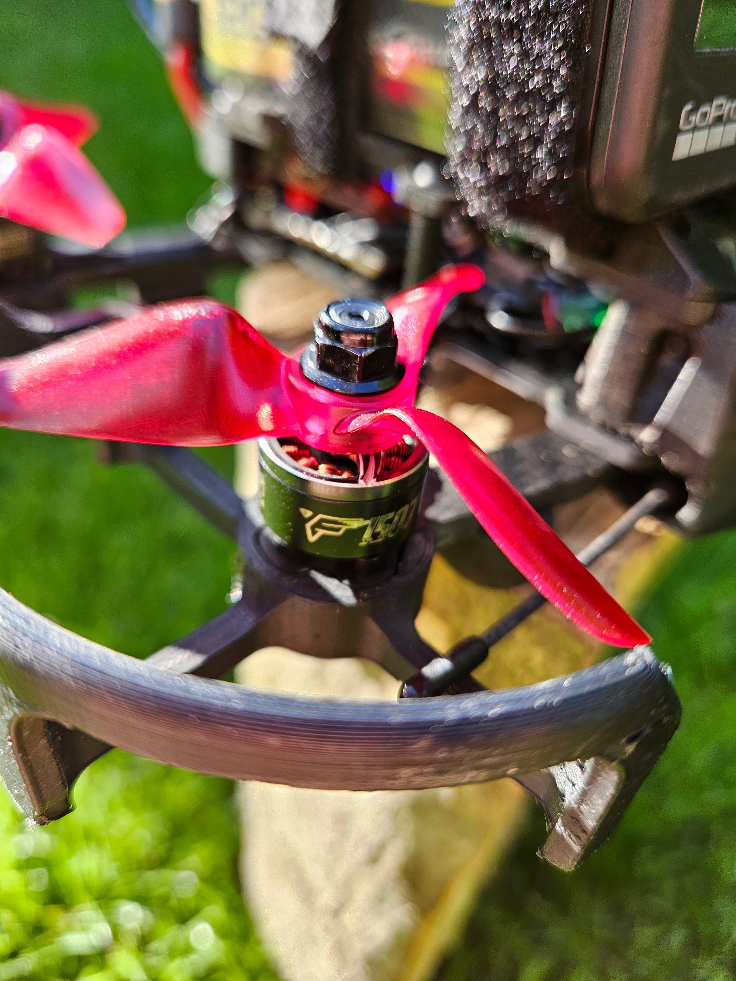 Dron FPV Cinewhoop na ramie Ethix Cinerat i topowych częściach.
