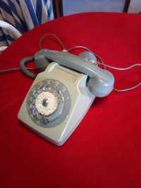 Telefone antigo em cinzento.