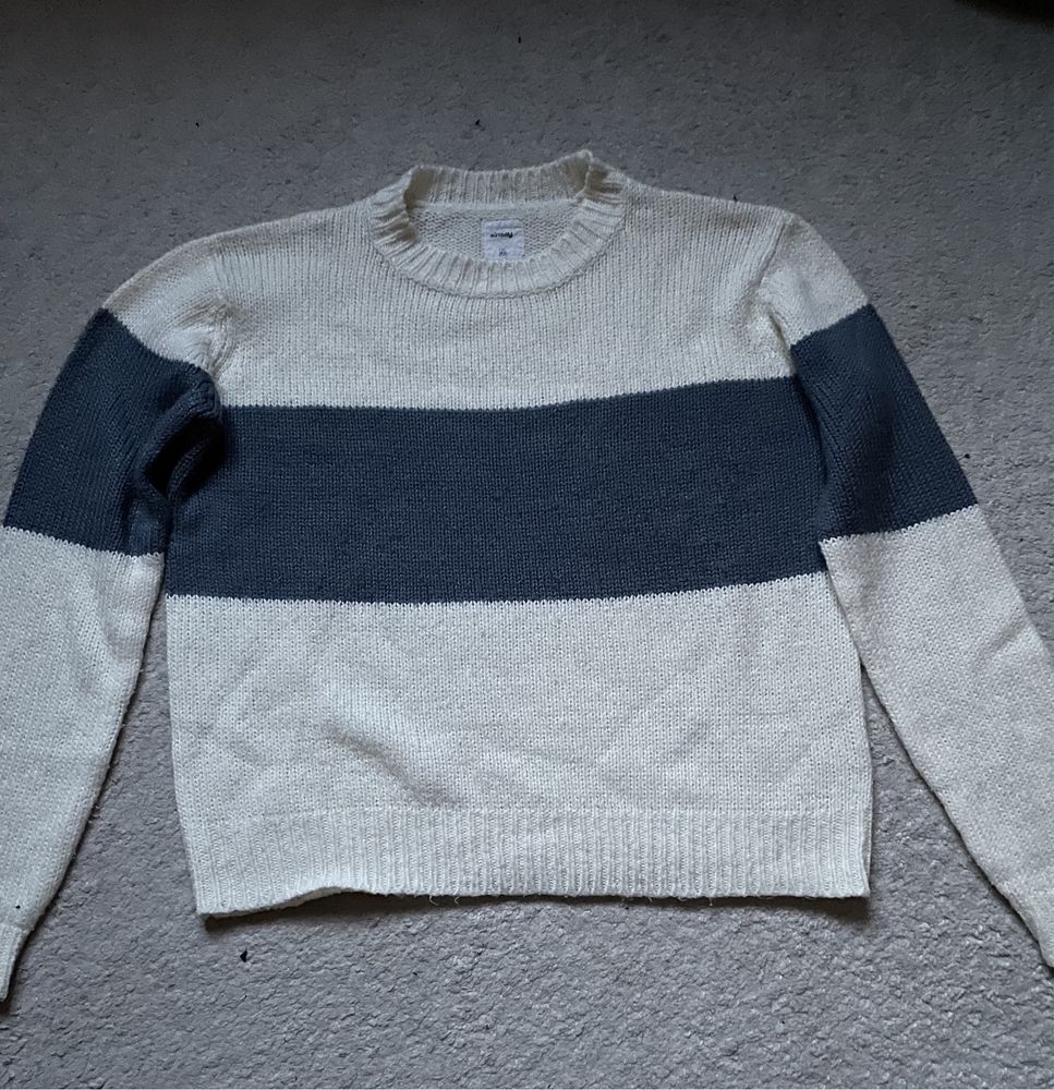 Biało-niebieski sweterek