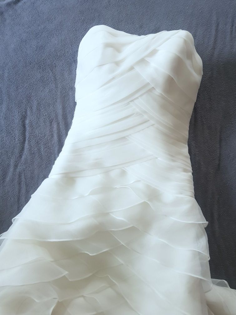 La Spoza ślubną suknia
