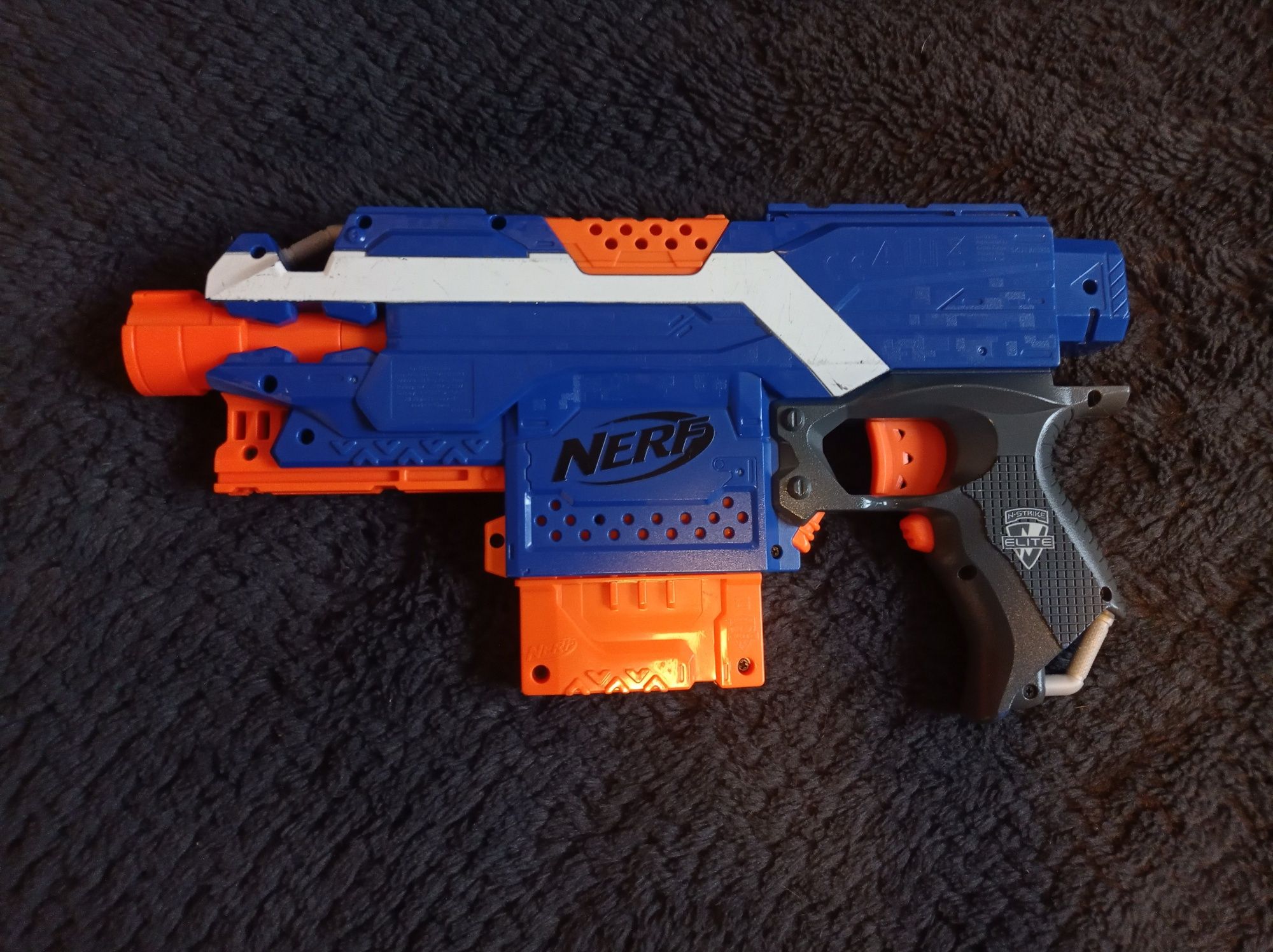 Zestaw 4 pistoletów NERF + magazynek + pasek na strzałki + strzałki