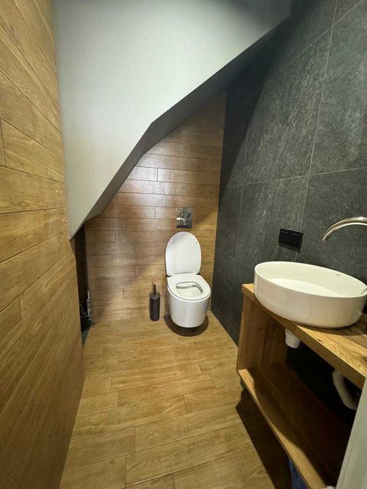 Дворівнева квартира з сучасним ремонтом, Виставка