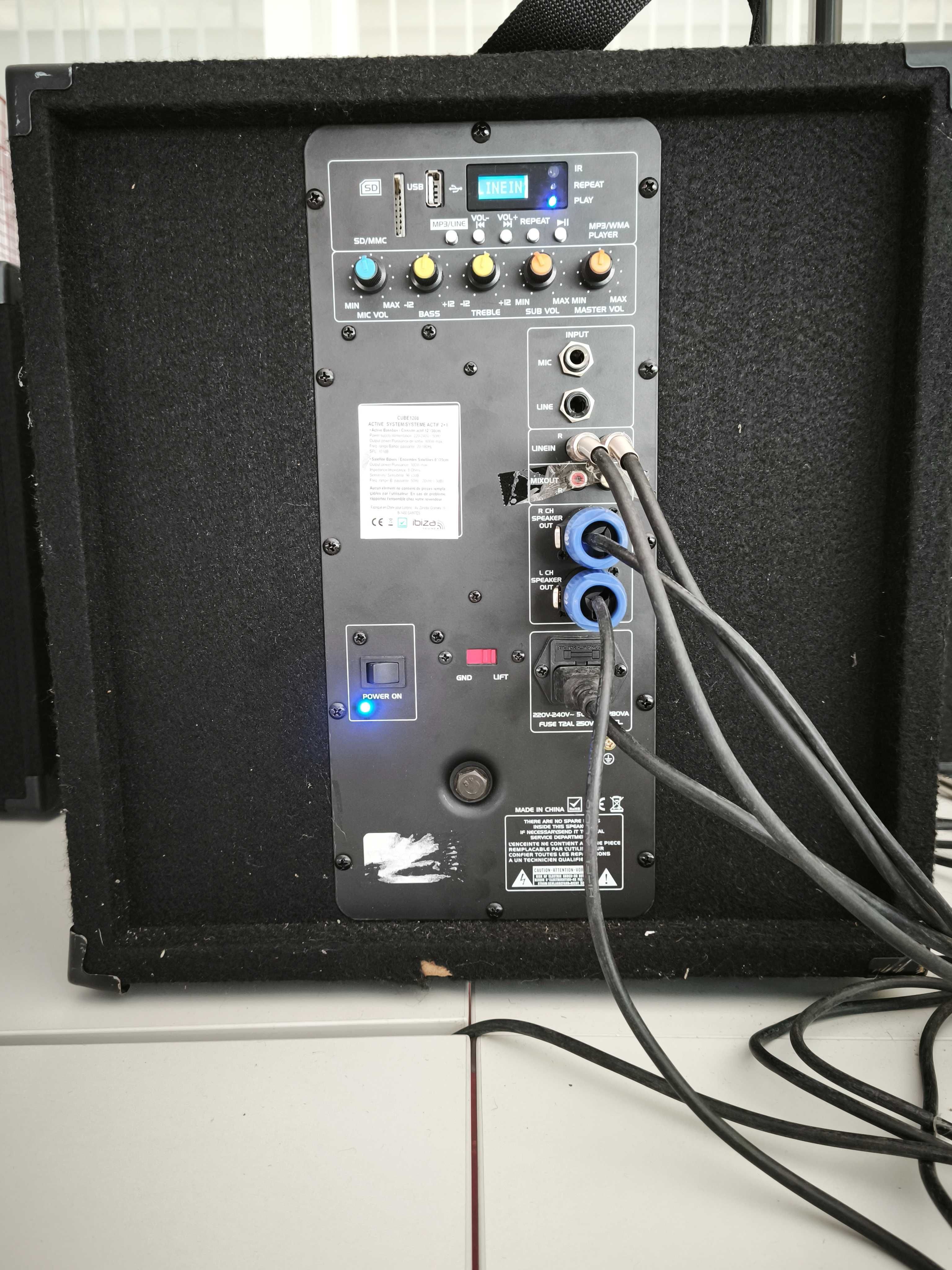 Subwoofer de 800 W + 2 colunas de 300 W + Mesa de mistura BEHRINGER