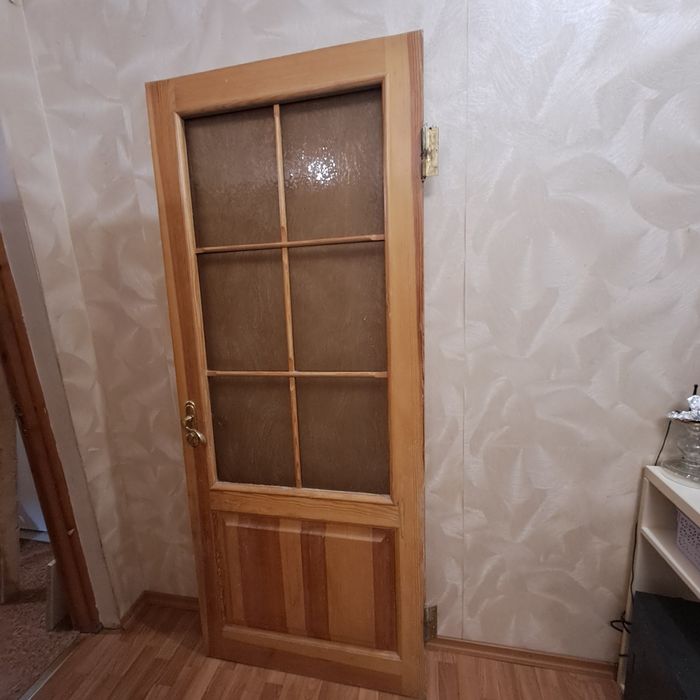 Дверь межкомнатная с луткой дерево