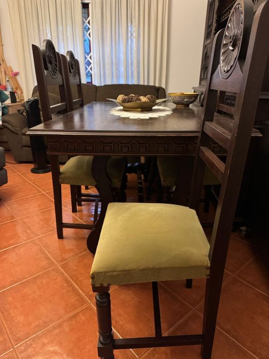 Mesa de madeira maciça e 6 cadeiras