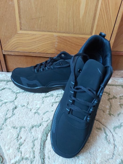 Продам новые водонепромокаемые мужские кроссовки р 45