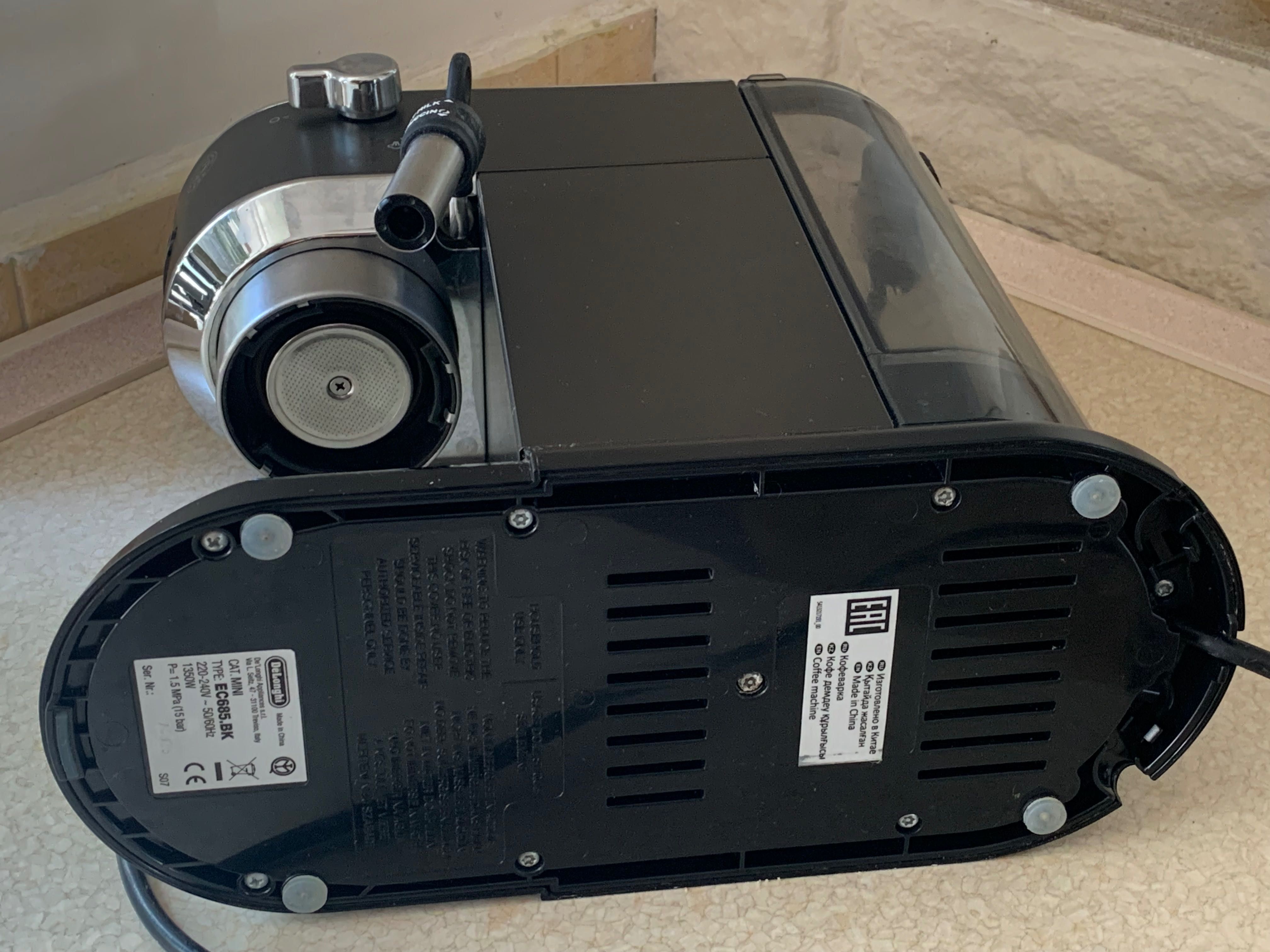 Ekspres do kawy DeLonghi Dedica EC685.BK