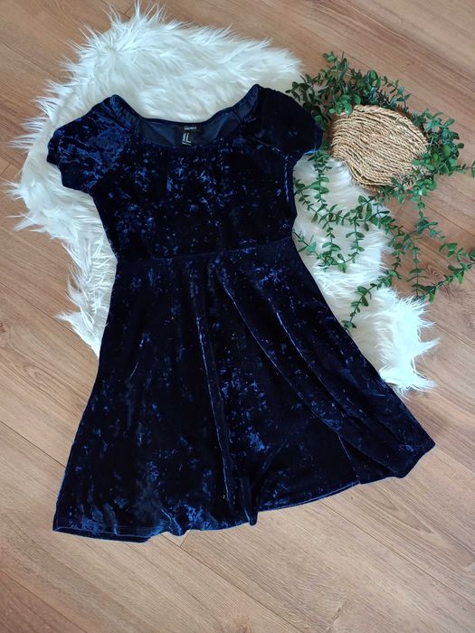 Ciemnogranatowa welurowa rozkloszowana sukienka Forever21 38M