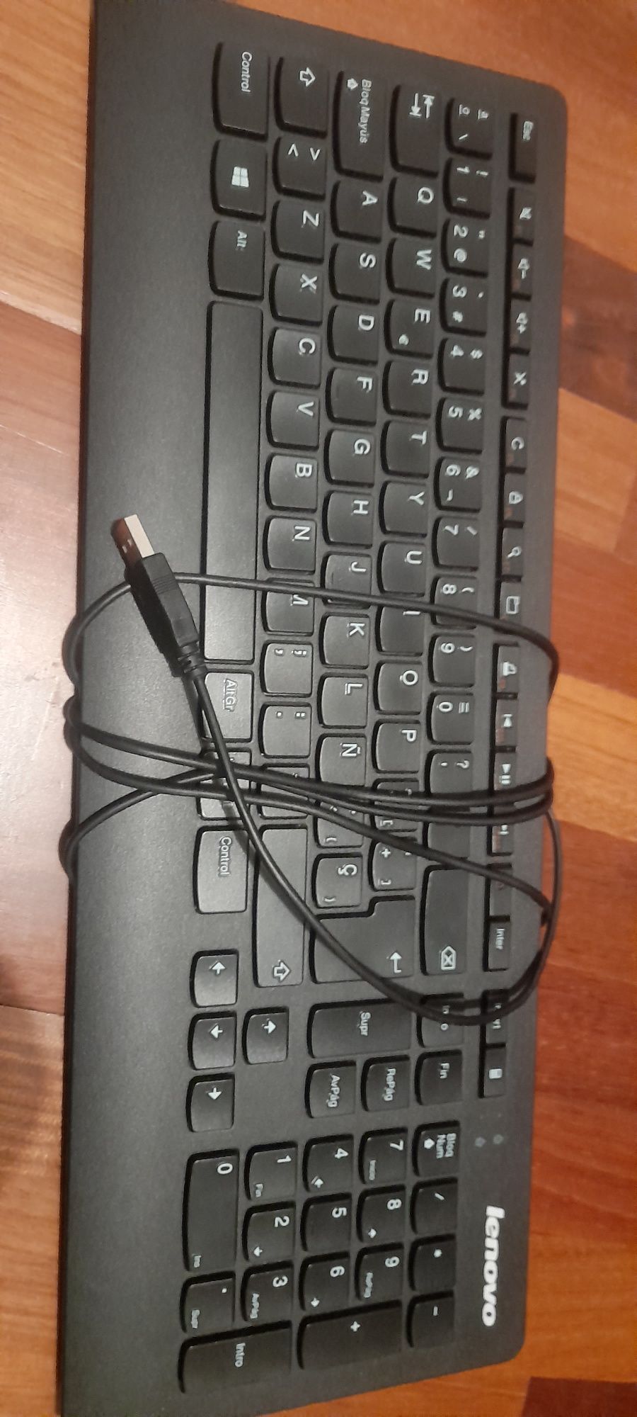 Teclado para pc da lenovo em muito bom estado. E a funcionar muito bem