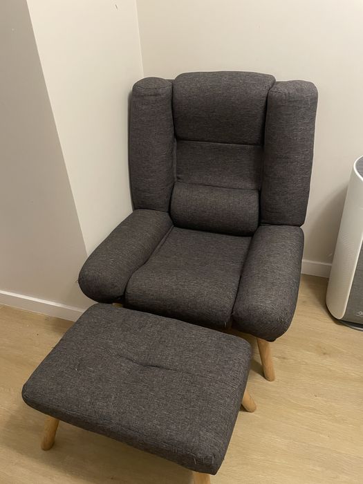Szary fotel uszak z podnóżkiem