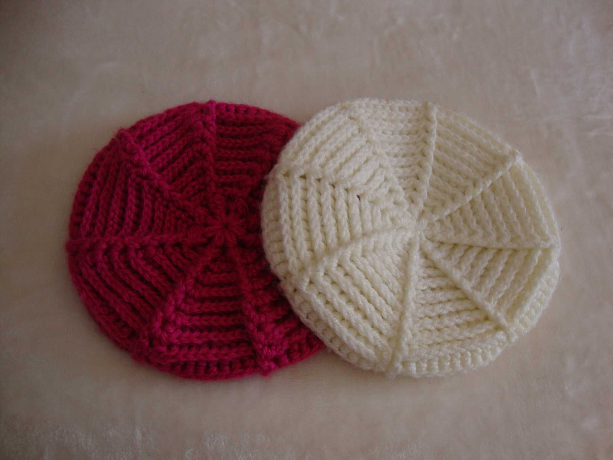 Boinas de lã rosa vermelho e cru