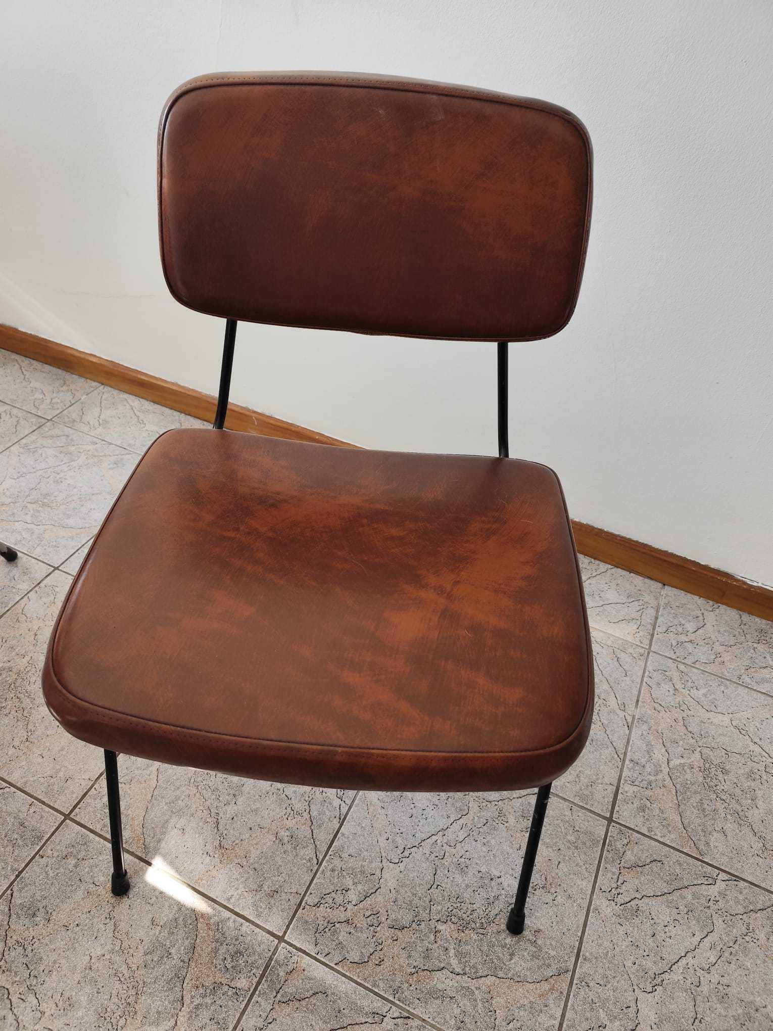 Mesa de jantar + 8 cadeiras
